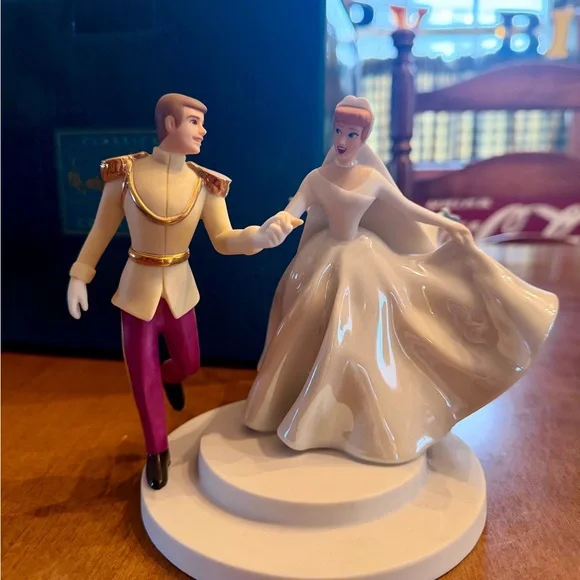 Elegant Porcelain Cinderella and Prince Charming Disney Cake Topper 1998 - Picture 5 of 5